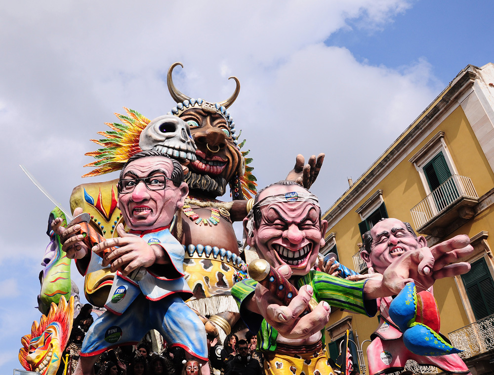 alcuni carri di cartapesta durante il carnevale a putignano